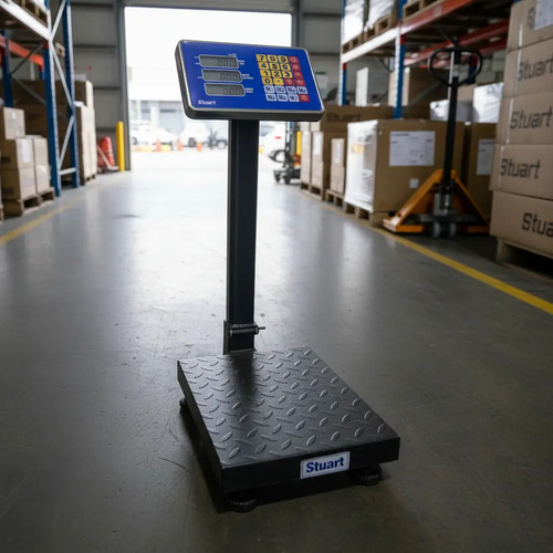 Balança De Plataforma Digital Suporta 200kg Com Coluna E Base Antiderrapante Resistente 40x30cm C/ Visor Led Bivolt 110v 127v 220v - Bateria Integrada - Traduzida Em Português - Cor Cinza - Stuart