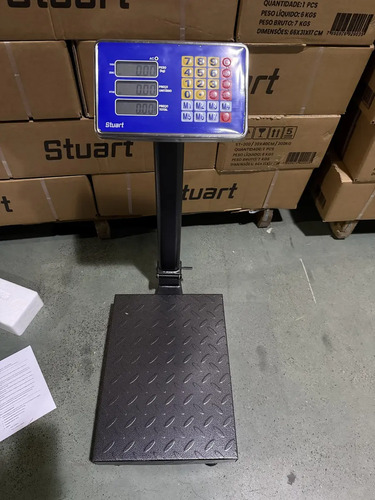 Balança De Plataforma Digital Suporta 200kg Com Coluna E Base Antiderrapante Resistente 40x30cm C/ Visor Led Bivolt 110v 127v 220v - Bateria Integrada - Traduzida Em Português - Cor Cinza - Stuart