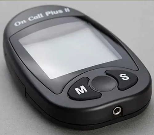 Kit Glicosímetro On Call Plus II Azul Escuro com 100 Tiras e 100 Lancetas