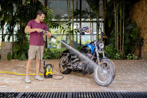 Lavadora De Alta Pressão Kärcher Prática Black 1500 Psi/libras 1400w 300l/h Com Aplicador De Detergente E Lança Regulável 220v
