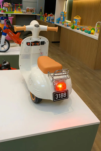 Mini Moto Motoneta Elétrica Infantil Classic 6v Avespa Bege Rosa Unitoys