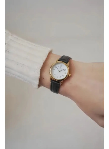 Relógio Feminino Dourado Saint Germain 24mm Correia Preta Caixa Dourada Fundo Branco Elegante Clássico Delicado