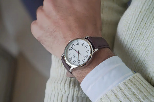 Relógio Masculino Chrowl Prateado Saint Germain Correia De Couro Marrom Caixa Prateada Fundo Branco 40mm Elegante Clássico