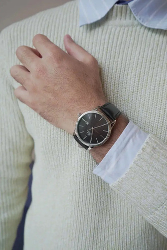 Relógio Masculino Chrowl Saint Germain Pulseira Couro Caixa Prateada Fundo Preto 42mm Clássico
