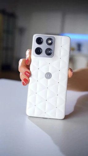 Smartphone Motorola Edge 70 5G Collections Crystals by Swarovski 512GB - 24gb (12GB Ram+12GB Ram Boost), Ultrafino, 3 cameras 50MP e tela extreme Amoled 120hz - Cloud Dancer