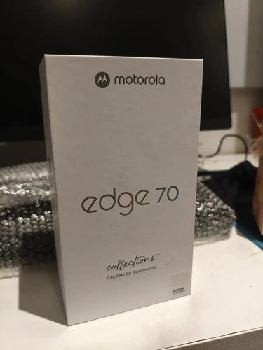 Smartphone Motorola Edge 70 5G Collections Crystals by Swarovski 512GB - 24gb (12GB Ram+12GB Ram Boost), Ultrafino, 3 cameras 50MP e tela extreme Amoled 120hz - Cloud Dancer
